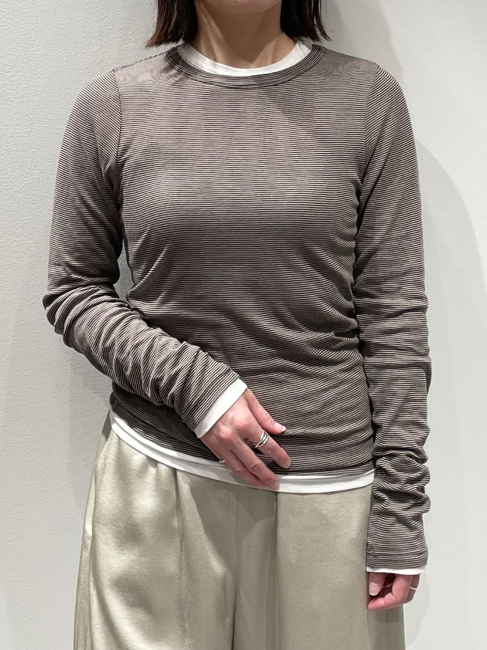 ホワイト系のTシャツ/カットソー、その他のTシャツ/カットソー、ブラウン系のテーラードジャケットを着用したレディースの秋コーディネートの7枚目の写真