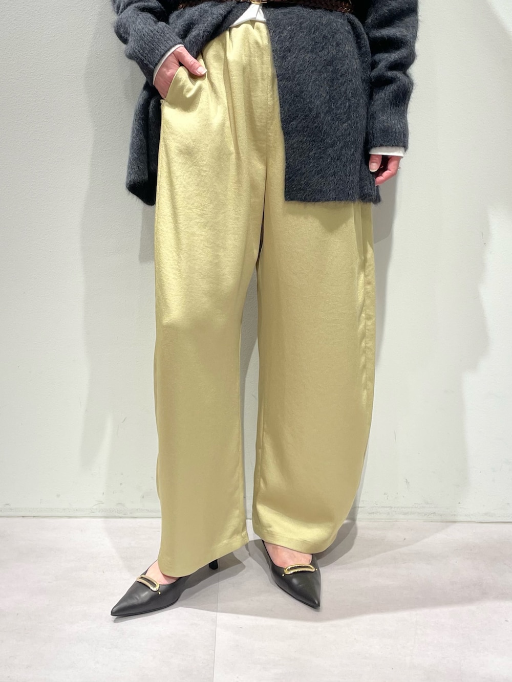 イエロー系のその他パンツ、グレー系のカーディガン/ボレロ、ホワイト系のTシャツ/カットソーを着用したレディースの秋コーディネートの9枚目の写真