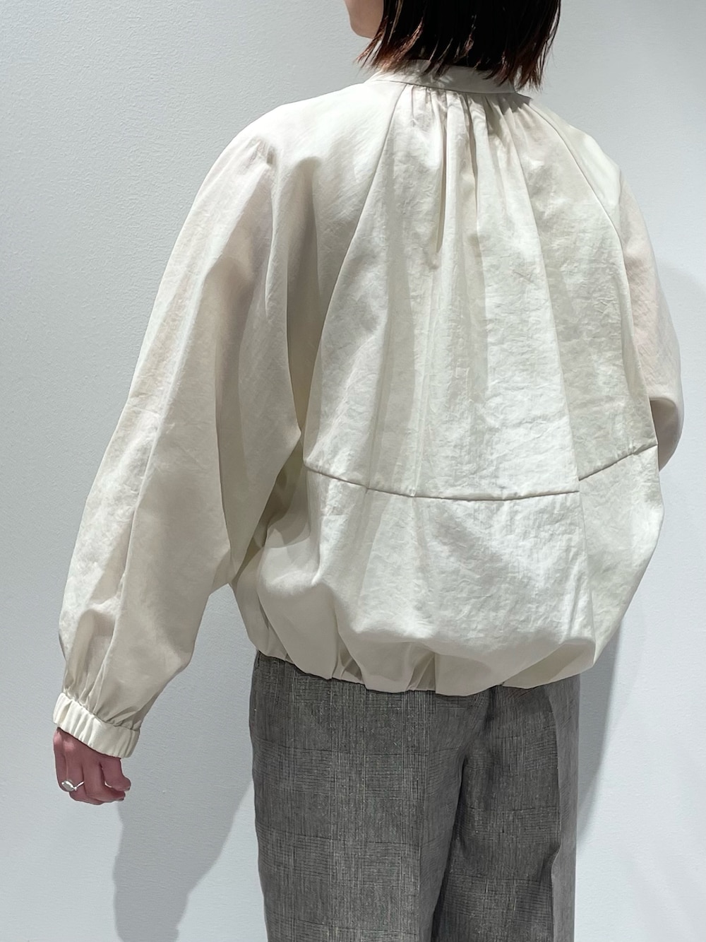 ホワイト系のタンクトップ、ホワイト系のブルゾン、ベージュ系のその他パンツを着用したレディースの春コーディネートの6枚目の写真