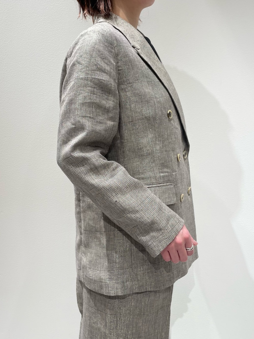 ベージュ系のその他パンツ、ベージュ系のテーラードジャケット、ブラック系のシャツ/ブラウスを着用したレディースの春コーディネートの6枚目の写真