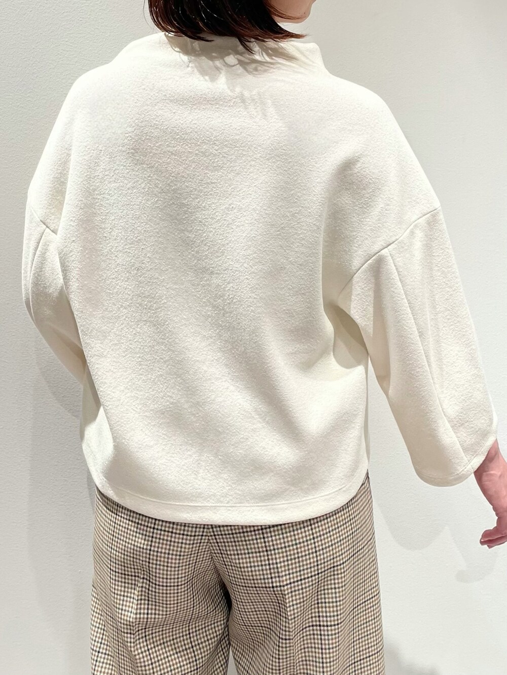 ホワイト系のTシャツ/カットソー、ベージュ系のその他パンツ、グリーン系のショルダーバッグを着用したレディースの秋コーディネートの6枚目の写真