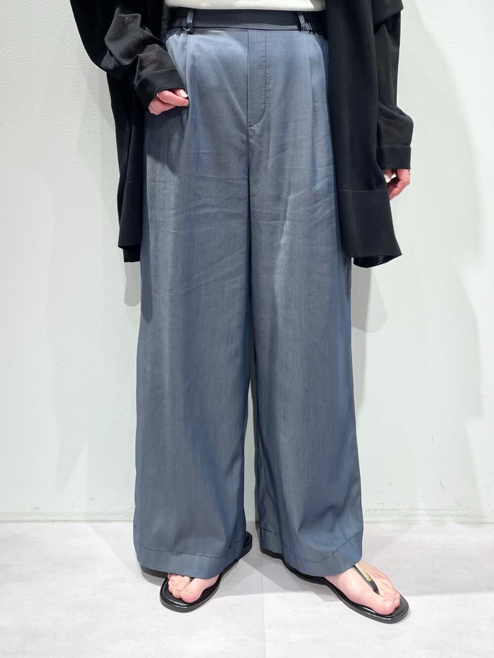 ブルー系のその他パンツ、ホワイト系のタンクトップ、ブラック系のシャツ/ブラウスを着用したレディースの春コーディネートの7枚目の写真