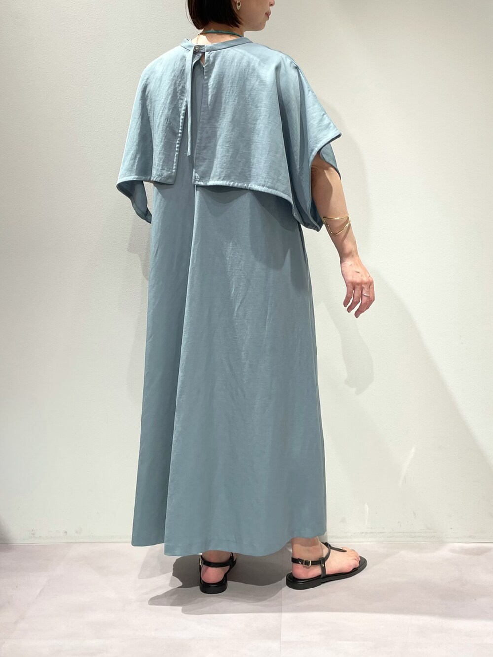 ブラウン系のサンダル、ブルー系のワンピース、ブラック系のショルダーバッグを着用したレディースの夏コーディネートの3枚目の写真