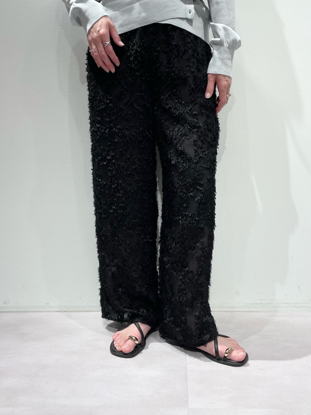 ブラック系のその他パンツ、ブラック系のタンクトップ、ブルー系のカーディガン/ボレロを着用したレディースの夏コーディネートの7枚目の写真