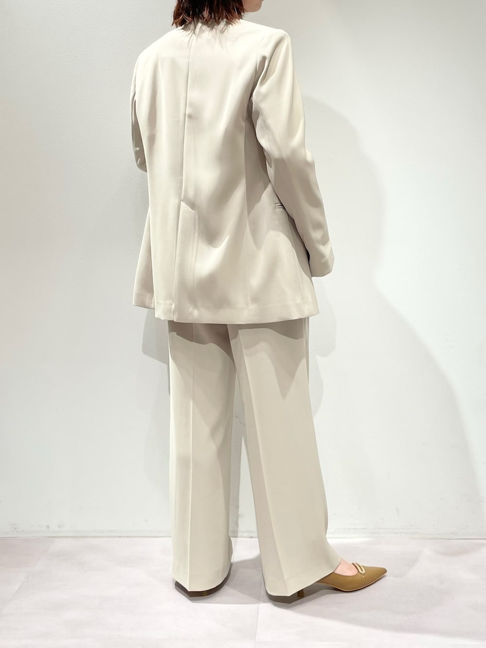 ホワイト系のシャツ/ブラウス、ベージュ系のその他パンツ、ベージュ系のテーラードジャケットを着用したレディースの春コーディネートの3枚目の写真