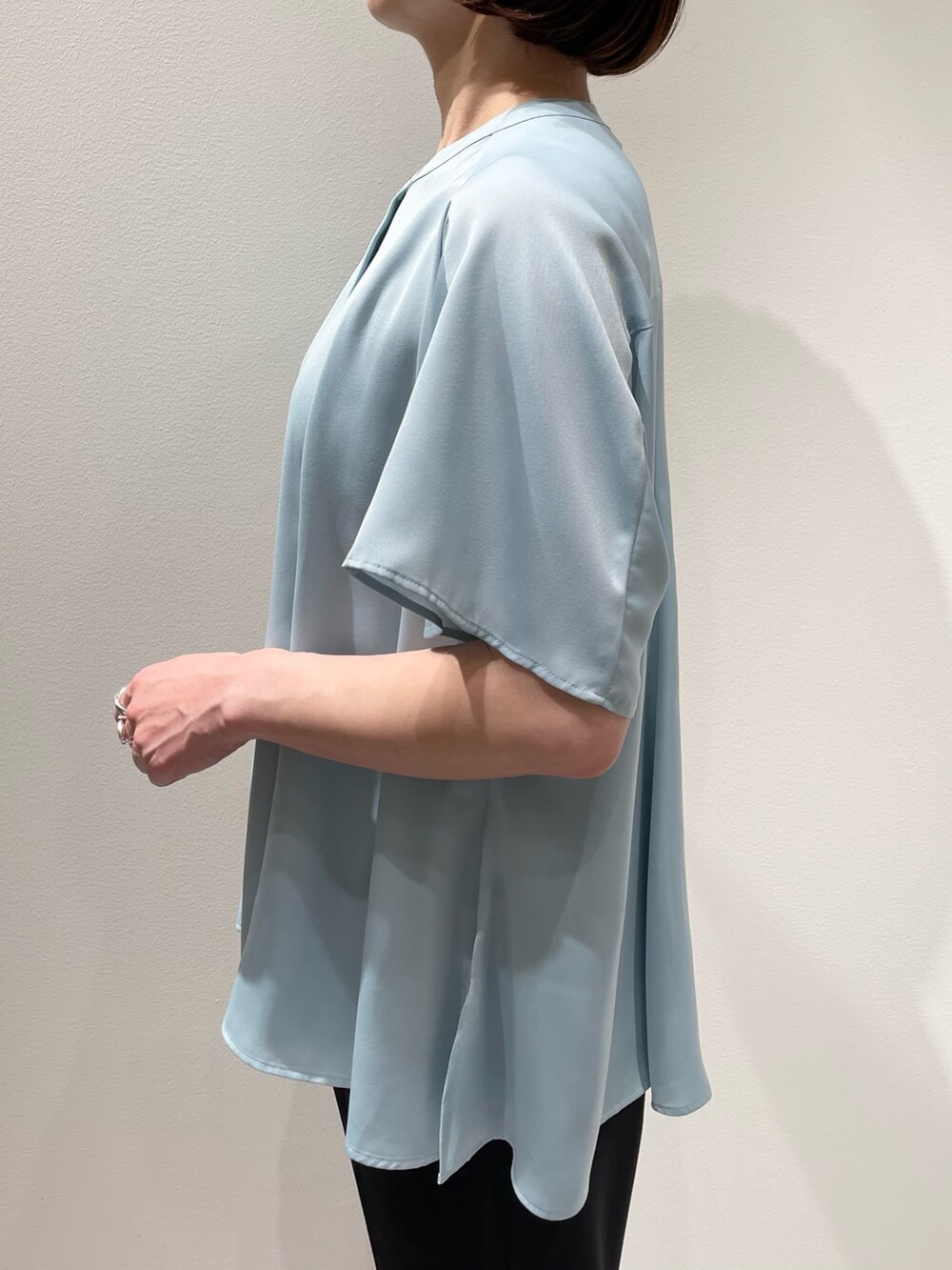 「カリテ(qualite)、LOWELL things、Aubannister、ブラウスコーデ、ブラウス×パンツ、オフィスカジュアル、夏ファッション、半袖ブラウス、ブルーブラウス、接触冷感パンツ、ウエストゴム、スリットパンツ、足長効果、トートバッグ、ローヒールパンプス」|「qualiteのバックサテンジョーゼットベンツパンツ(スラックス、ブラック系)」を使った、KAWAMURAさん(レディース・160cm)の夏コーディネートの6枚目の写真