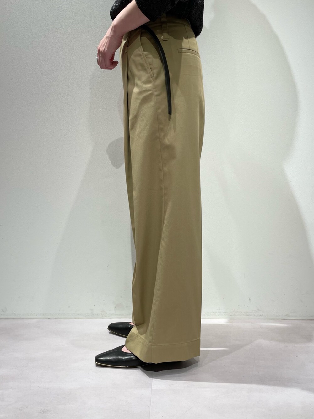 ブラック系のニット/セーター、ベージュ系のその他パンツ、ブラック系のパンプスを着用したレディースの夏コーディネートの8枚目の写真