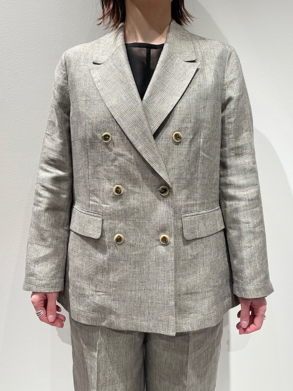 ベージュ系のその他パンツ、ベージュ系のテーラードジャケット、ブラック系のシャツ/ブラウスを着用したレディースの春コーディネートの5枚目の写真