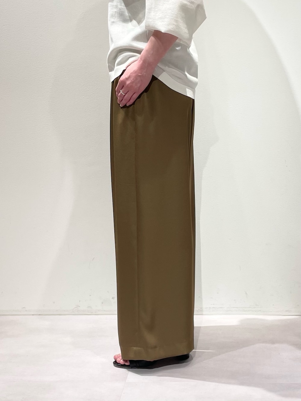 ホワイト系のニット/セーター、グリーン系のその他パンツ、ゴールド系のネックレスを着用したレディースの春コーディネートの9枚目の写真