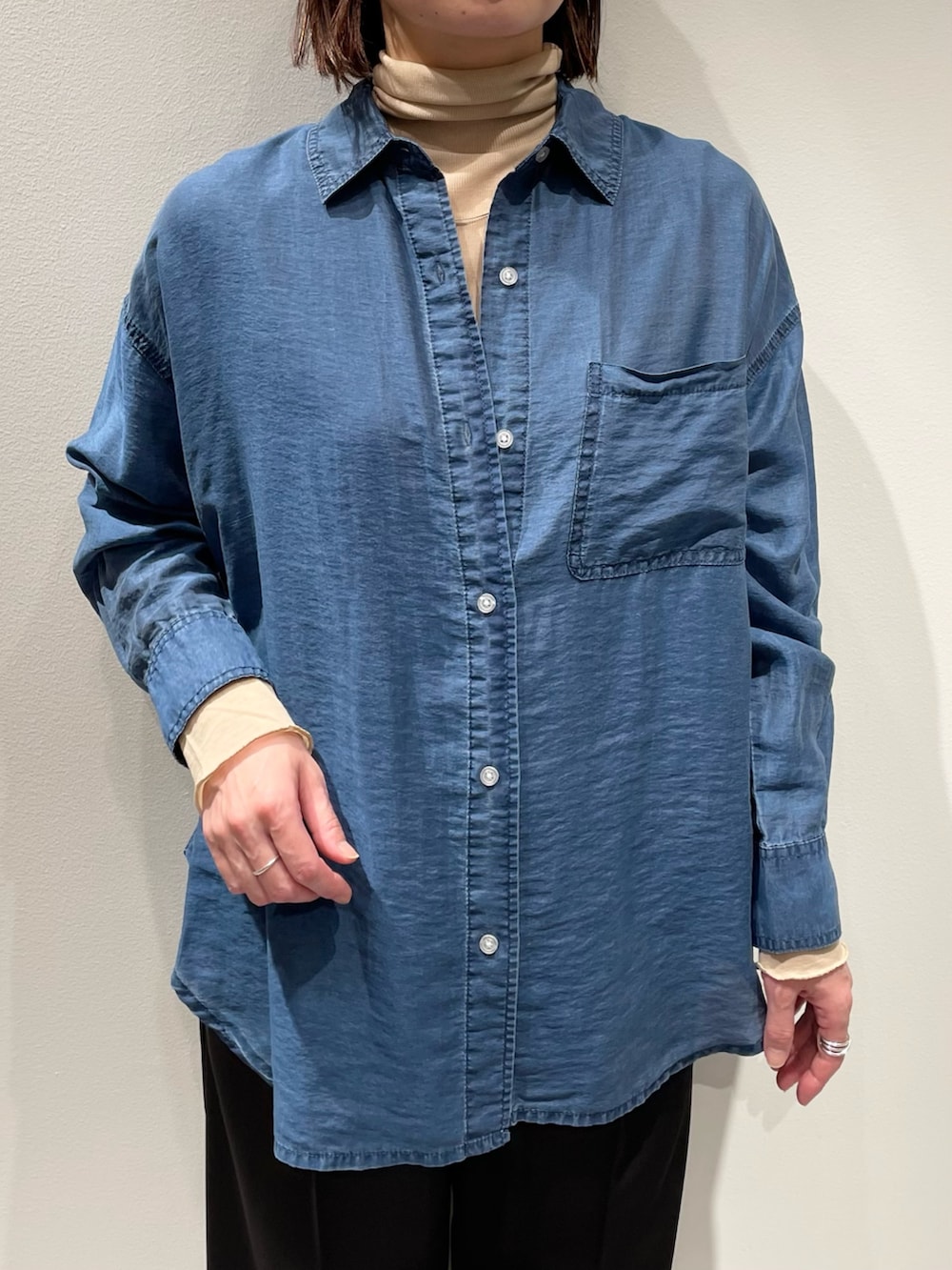 ブルー系のシャツ/ブラウス、ブラック系のその他パンツ、ブラック系のパンプスを着用したレディースの夏コーディネートの4枚目の写真