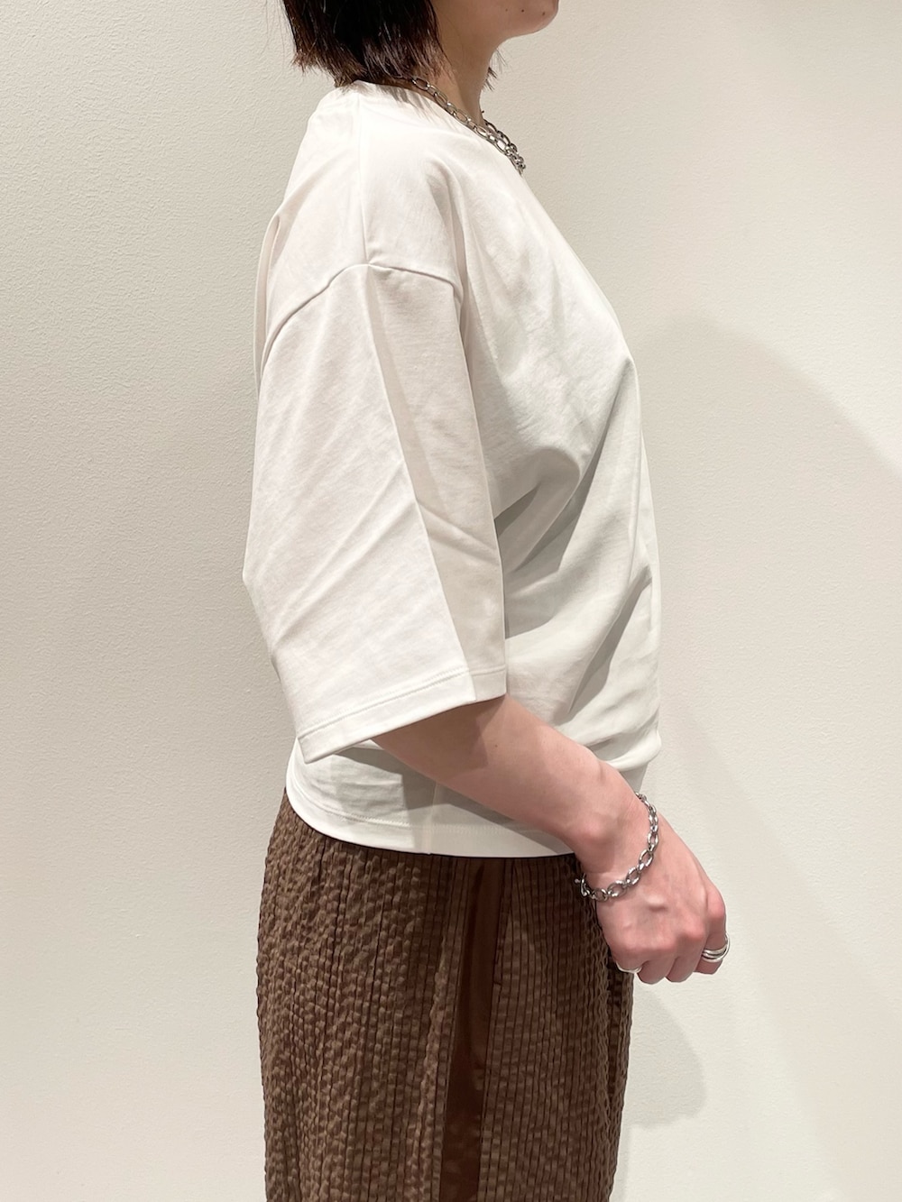 ホワイト系のTシャツ/カットソー、ブラウン系のその他パンツ、ブラウン系のサンダルを着用したレディースの夏コーディネートの5枚目の写真