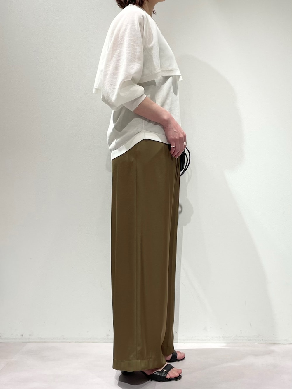 ホワイト系のニット/セーター、グリーン系のその他パンツ、ゴールド系のネックレスを着用したレディースの春コーディネートの2枚目の写真