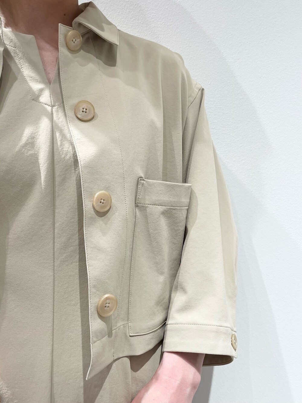 ベージュ系のトートバッグ、ベージュ系のワンピース、ベージュ系のブルゾンを着用したレディースの春コーディネートの6枚目の写真