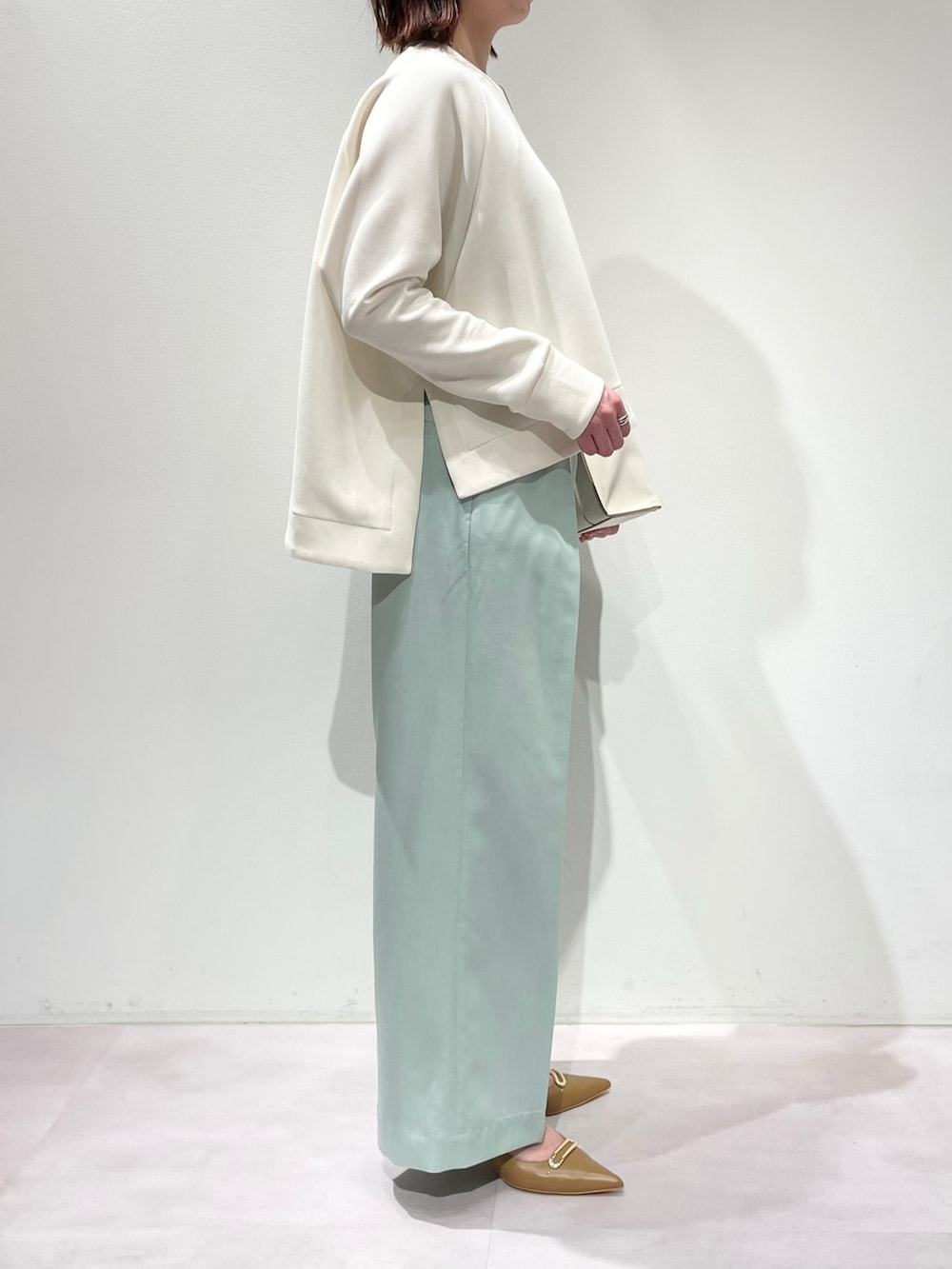 グリーン系のその他パンツ、ホワイト系のスウェット、シルバー系のネックレスを着用したレディースの冬コーディネートの2枚目の写真