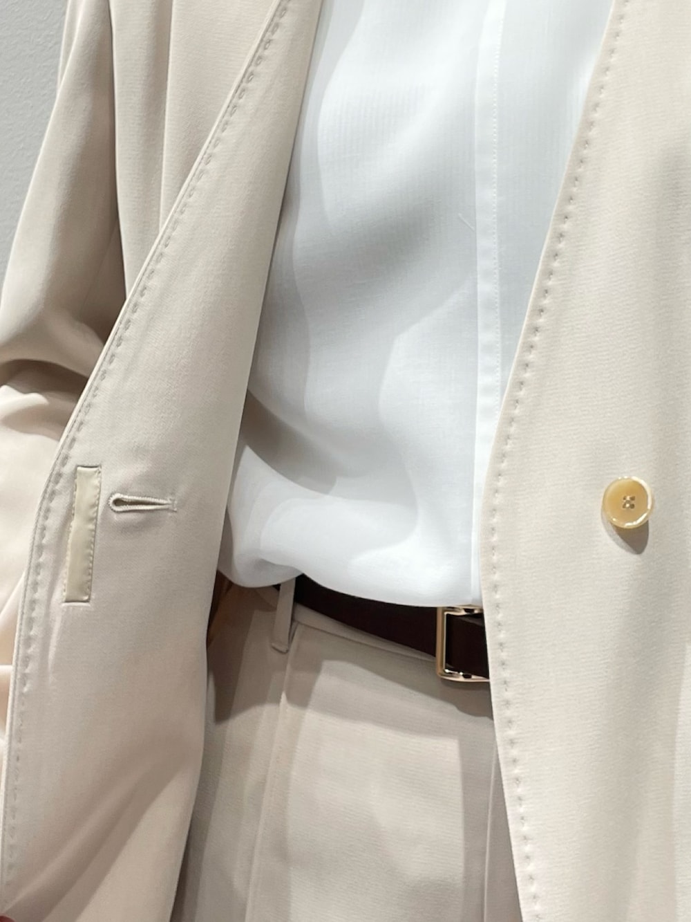 ホワイト系のシャツ/ブラウス、ベージュ系のその他パンツ、ベージュ系のテーラードジャケットを着用したレディースの春コーディネートの7枚目の写真