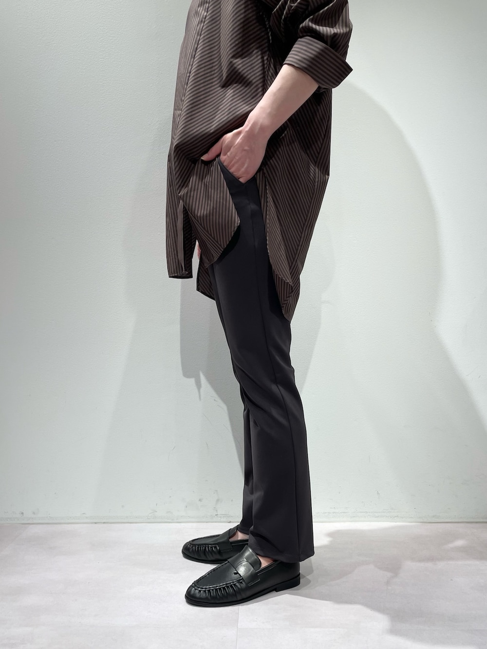 グレー系のその他パンツ、ブラウン系のショルダーバッグ、ブラウン系のシャツ/ブラウスを着用したレディースの夏コーディネートの8枚目の写真