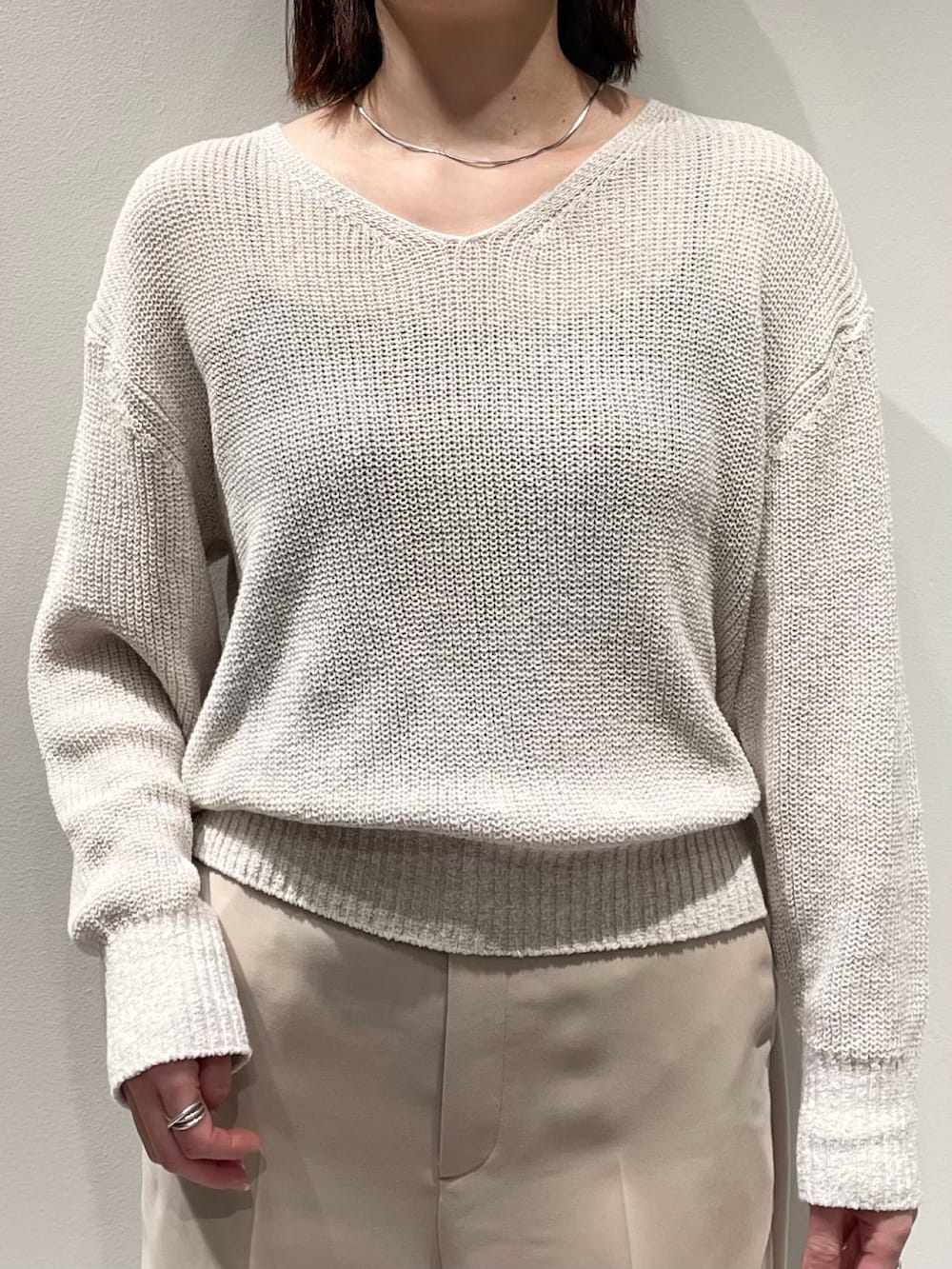 ベージュ系のその他パンツ、ベージュ系のニット/セーター、シルバー系のネックレスを着用したレディースの冬コーディネートの4枚目の写真