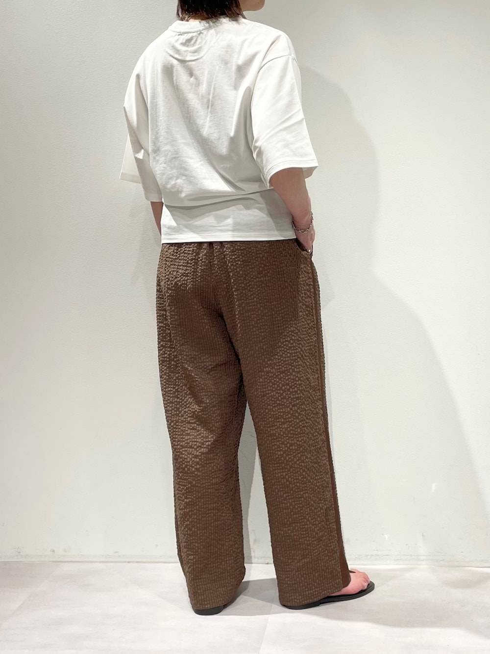 ホワイト系のTシャツ/カットソー、ブラウン系のその他パンツ、ブラウン系のサンダルを着用したレディースの夏コーディネートの3枚目の写真