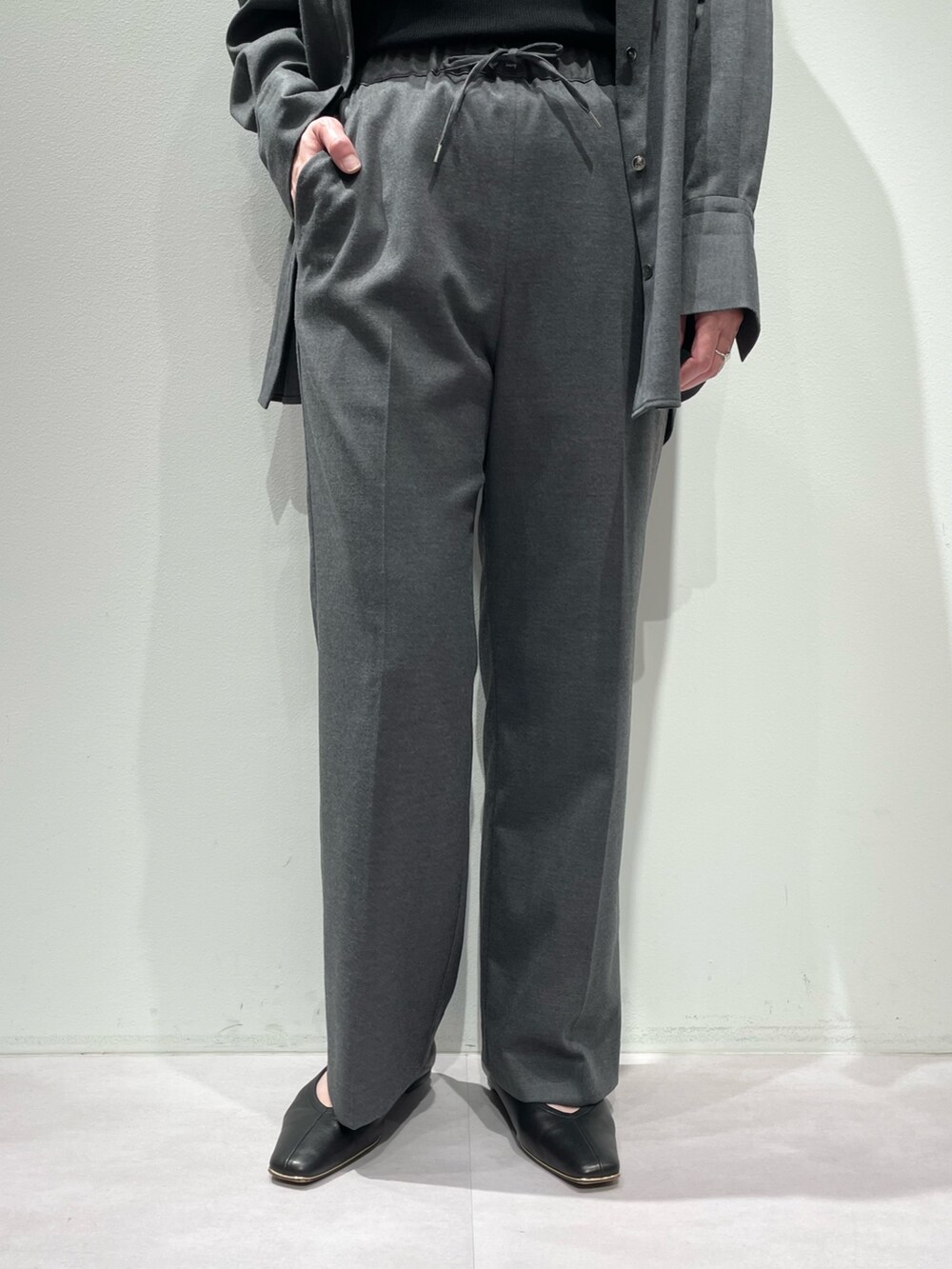 グレー系のその他パンツ、グレー系のシャツ/ブラウス、ブラック系のタンクトップを着用したレディースの秋コーディネートの8枚目の写真