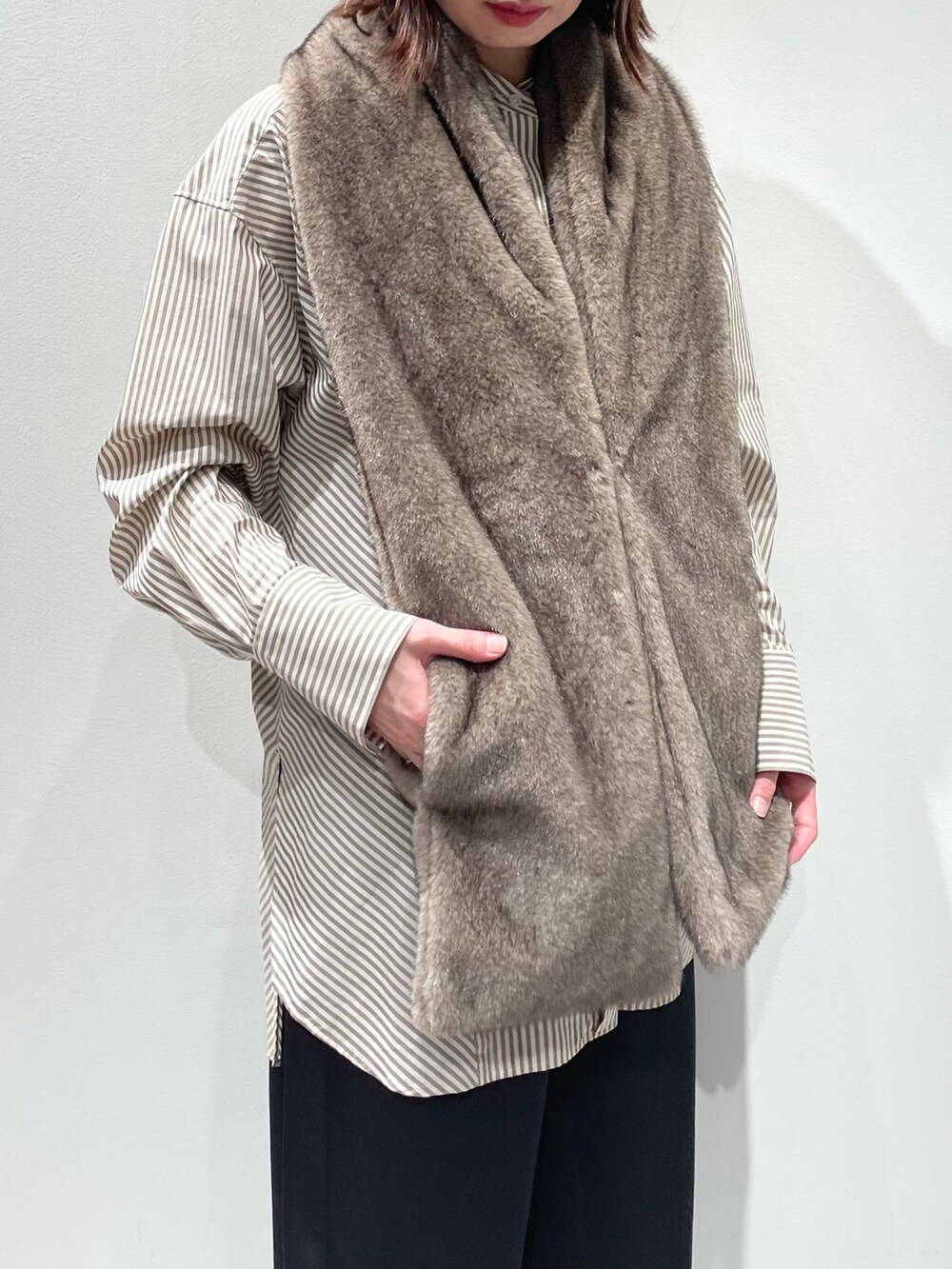 ベージュ系のシャツ/ブラウス、ブラック系のその他パンツ、ブラウン系のマフラーを着用したレディースの秋コーディネートの4枚目の写真