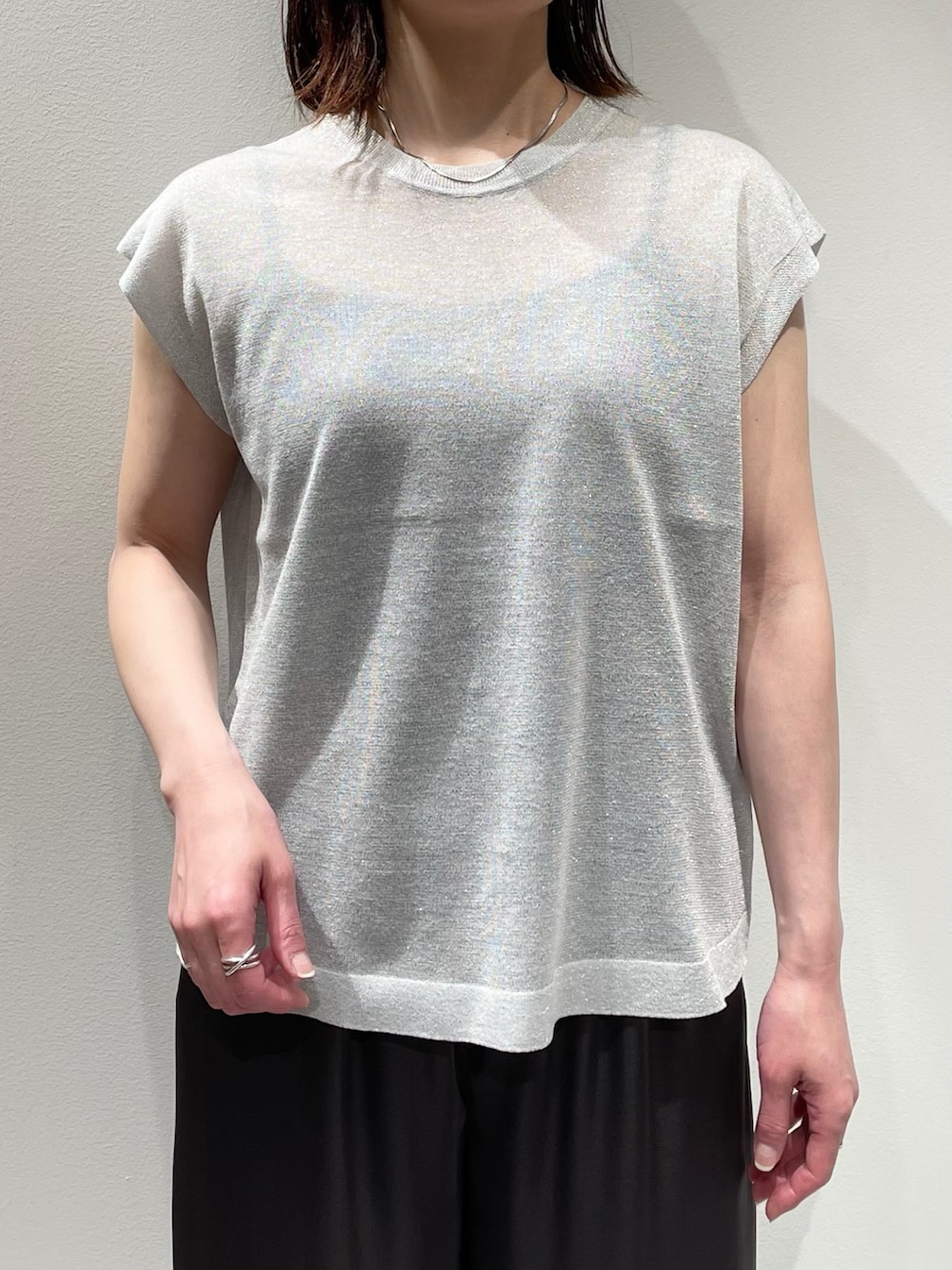 グレー系のその他パンツ、シルバー系のタンクトップ、シルバー系のカーディガン/ボレロを着用したレディースの春コーディネートの7枚目の写真