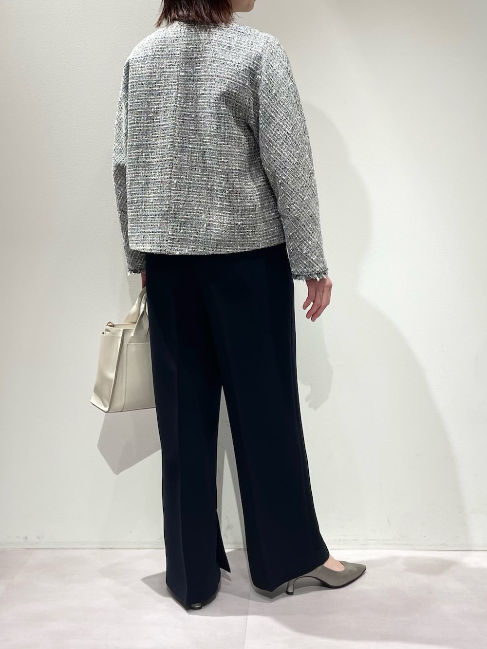 ブラック系のテーラードジャケット、ホワイト系のシャツ/ブラウス、ブルー系のその他パンツを着用したレディースの春コーディネートの3枚目の写真