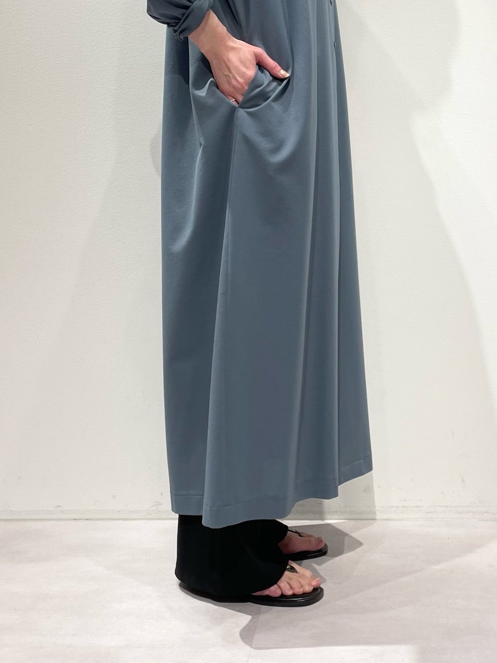 ブルー系のワンピース、ホワイト系のタンクトップ、ブラック系のその他パンツを着用したレディースの春コーディネートの8枚目の写真