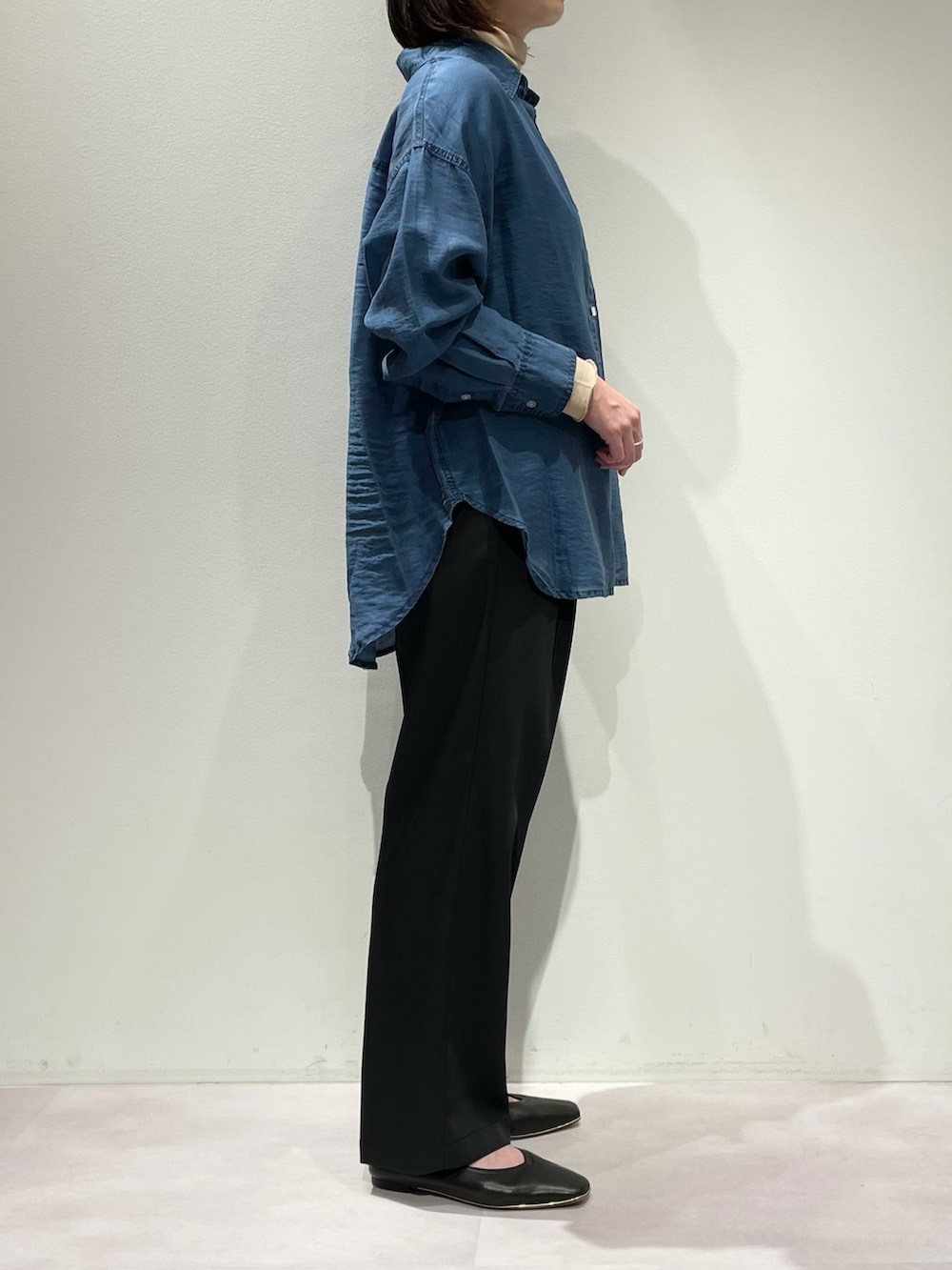 ブルー系のシャツ/ブラウス、ブラック系のその他パンツ、ブラック系のパンプスを着用したレディースの夏コーディネートの2枚目の写真