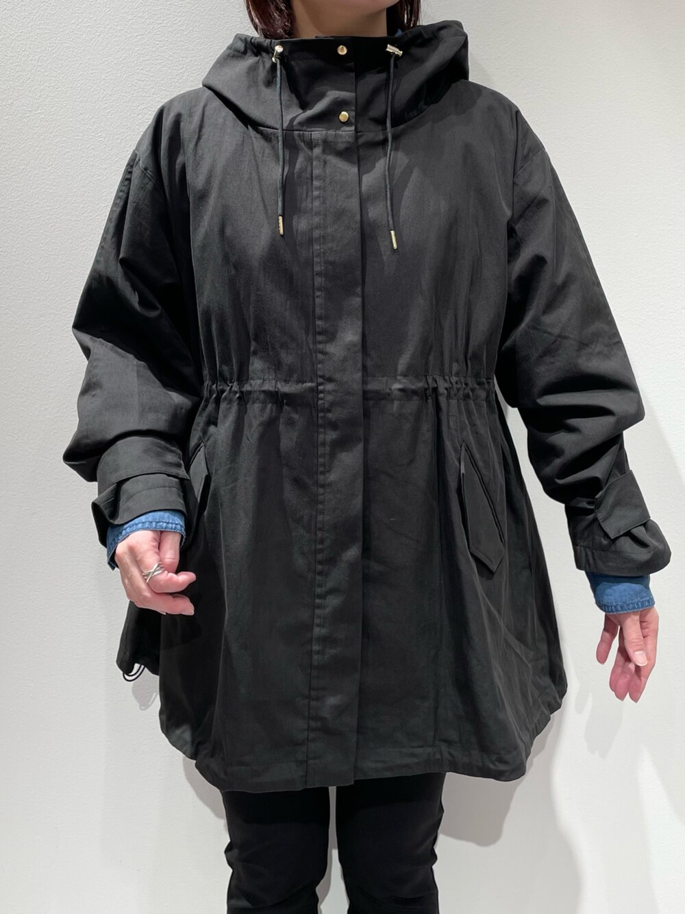 ブラック系のその他パンツ、ブルー系のシャツ/ブラウス、グリーン系のショルダーバッグを着用したレディースの秋コーディネートの5枚目の写真