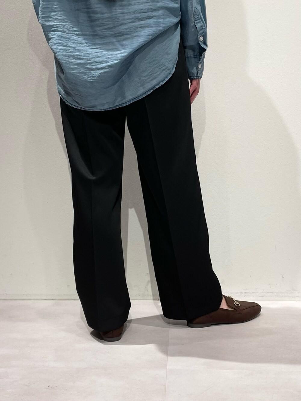 ブルー系のシャツ/ブラウス、ブラック系のその他パンツ、ブラウン系のベルトを着用したレディースの秋コーディネートの9枚目の写真