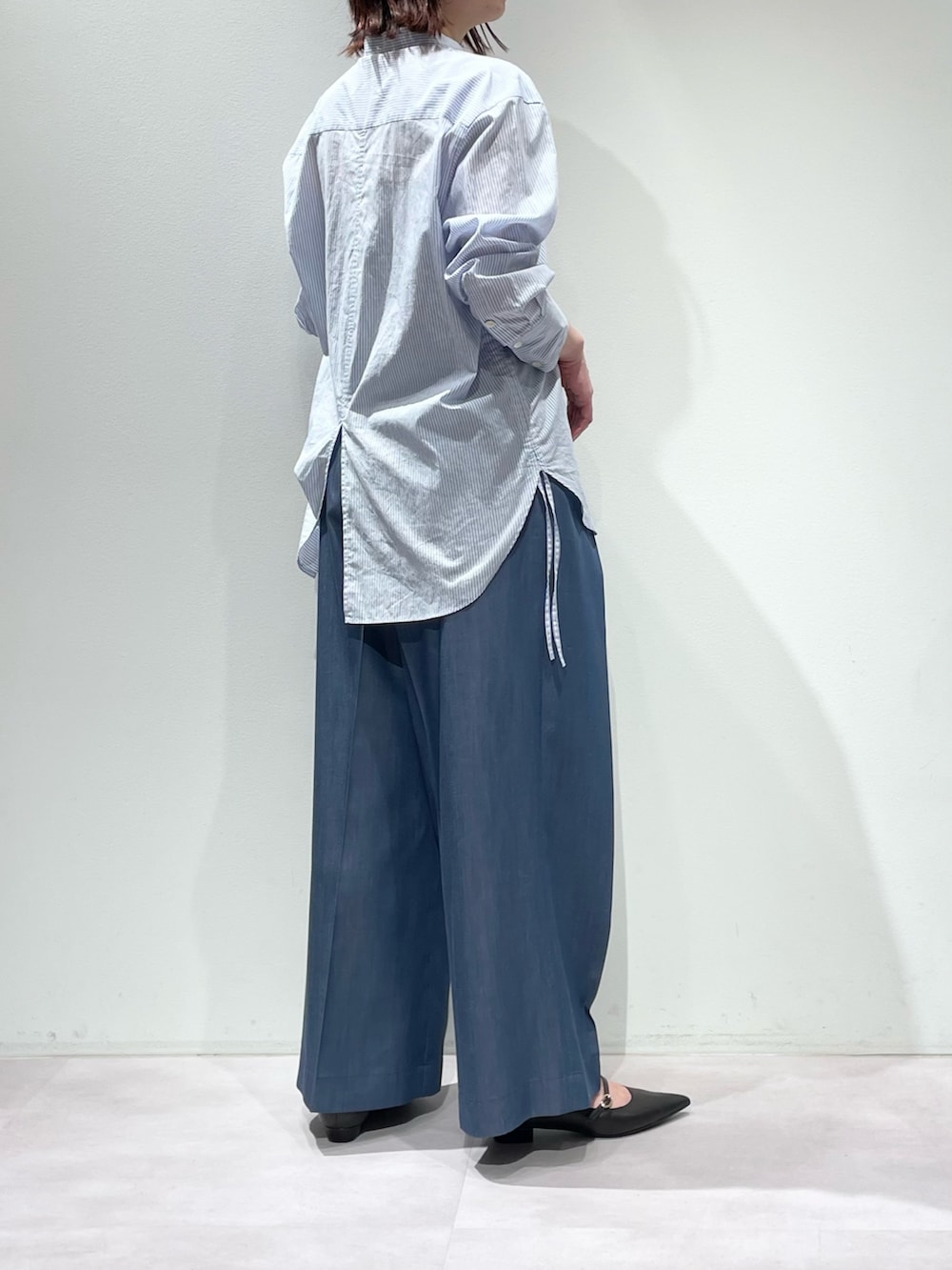 ブルー系のその他パンツ、ブラック系のベルト、ゴールド系のネックレスを着用したレディースの冬コーディネートの3枚目の写真