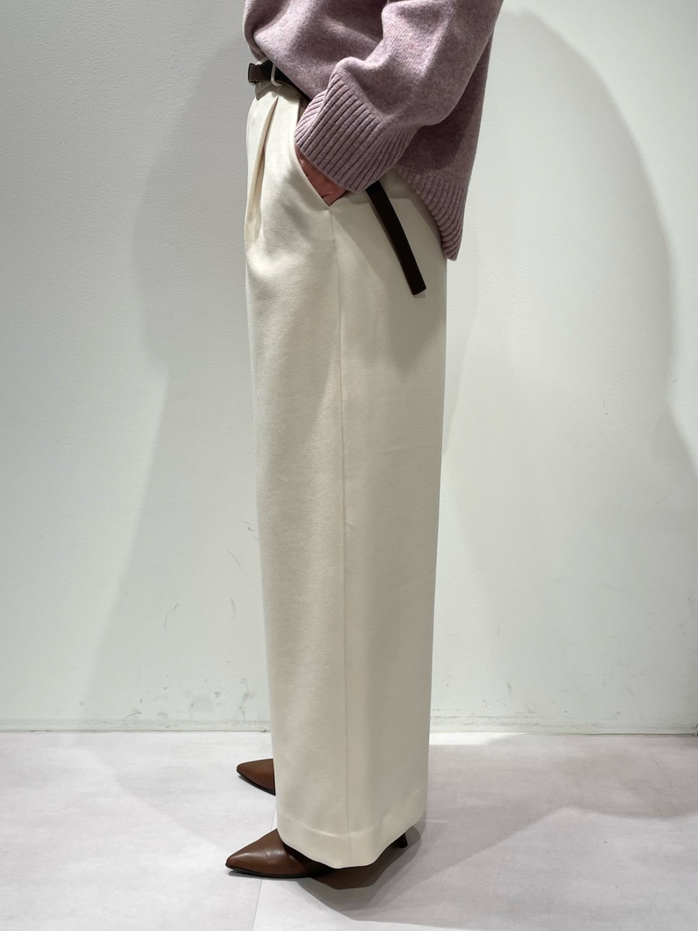 ピンク系のニット/セーター、ホワイト系のその他パンツ、シルバー系のネックレスを着用したレディースの冬コーディネートの8枚目の写真