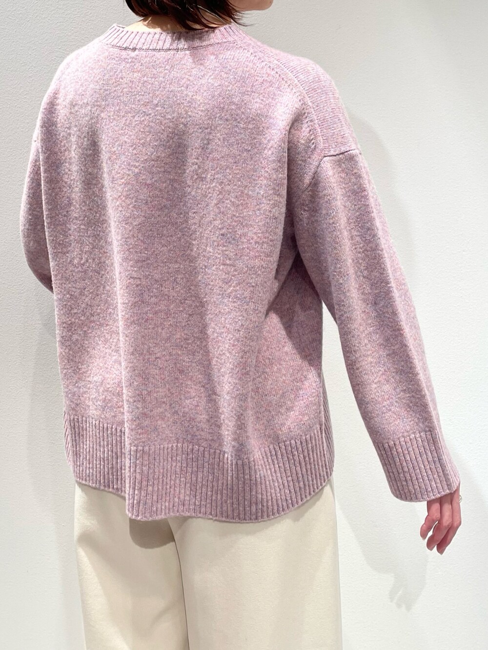 ピンク系のニット/セーター、ホワイト系のその他パンツ、シルバー系のネックレスを着用したレディースの冬コーディネートの6枚目の写真