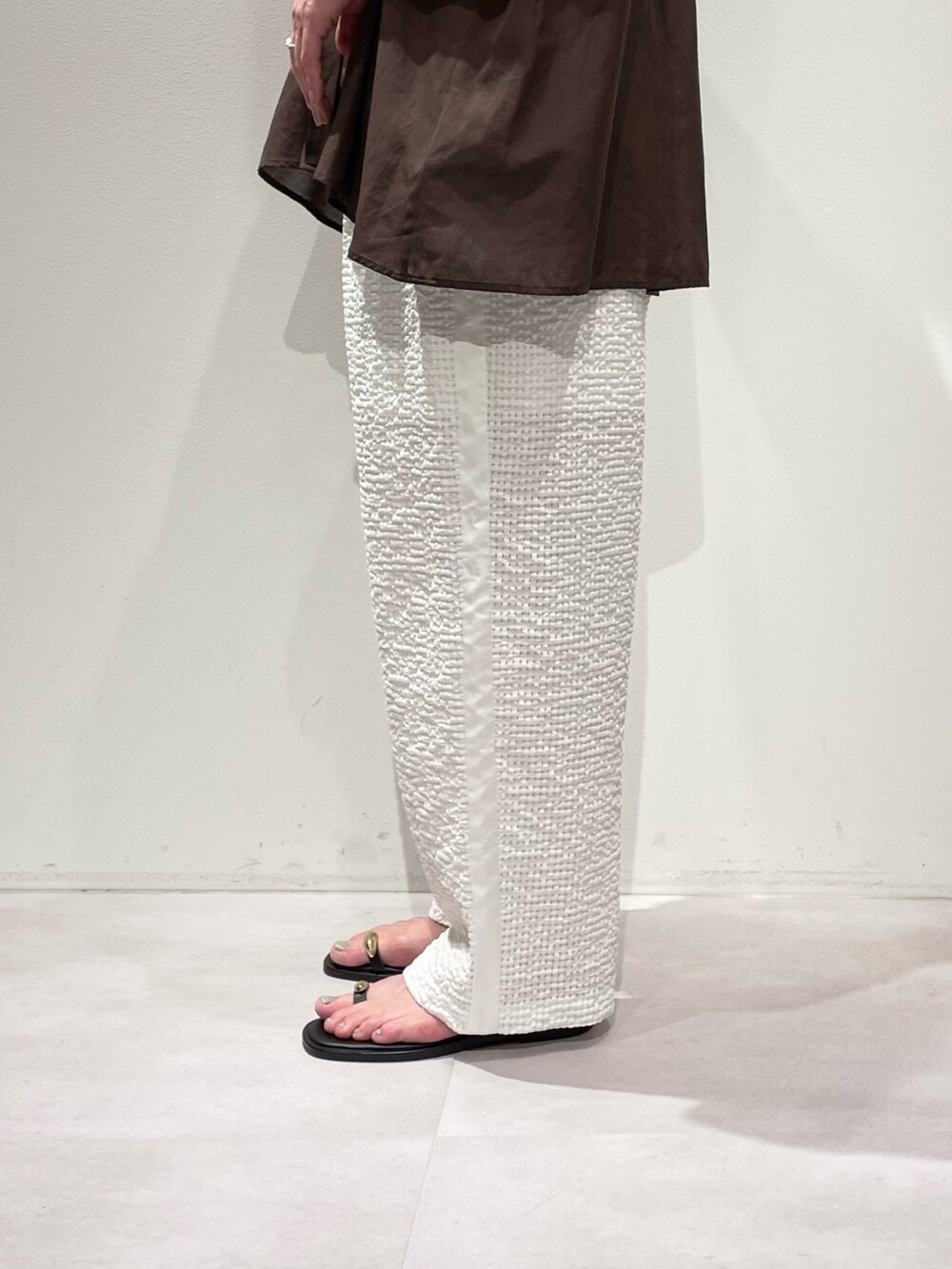 ブラウン系のシャツ/ブラウス、ホワイト系のその他パンツ、ブラウン系のネックレスを着用したレディースの夏コーディネートの8枚目の写真