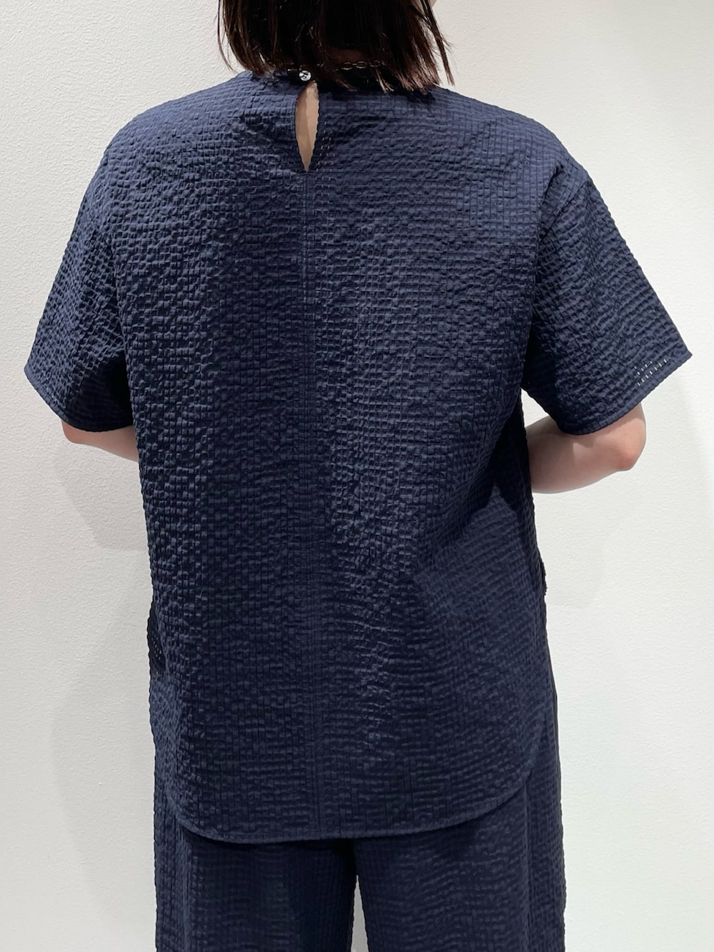 ブルー系のその他パンツ、ブルー系のTシャツ/カットソー、シルバー系のネックレスを着用したレディースの夏コーディネートの6枚目の写真