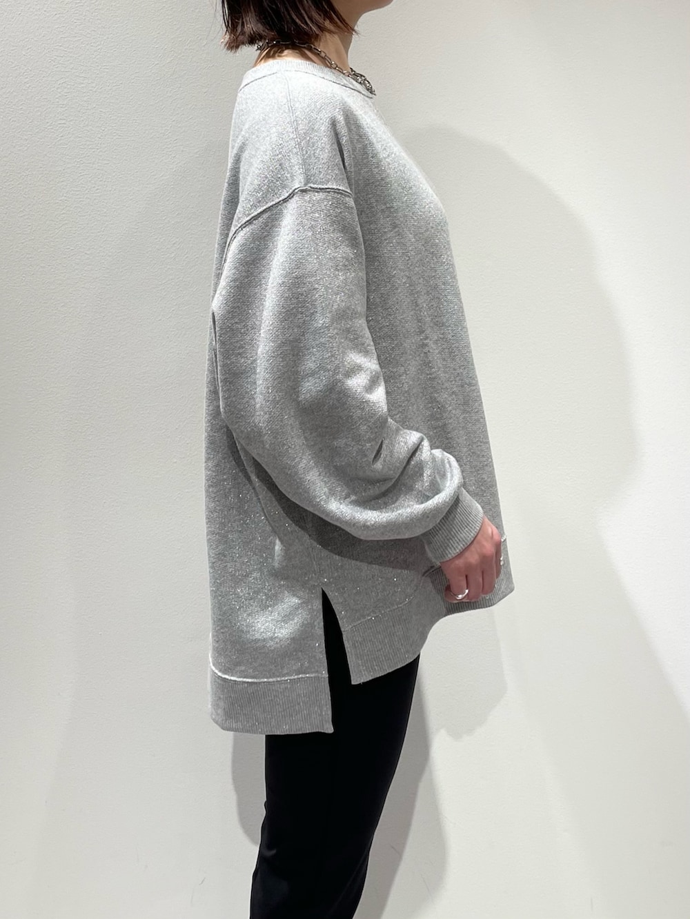 グレー系のその他パンツ、ブラック系のパンプス、グレー系のTシャツ/カットソーを着用したレディースの秋コーディネートの5枚目の写真