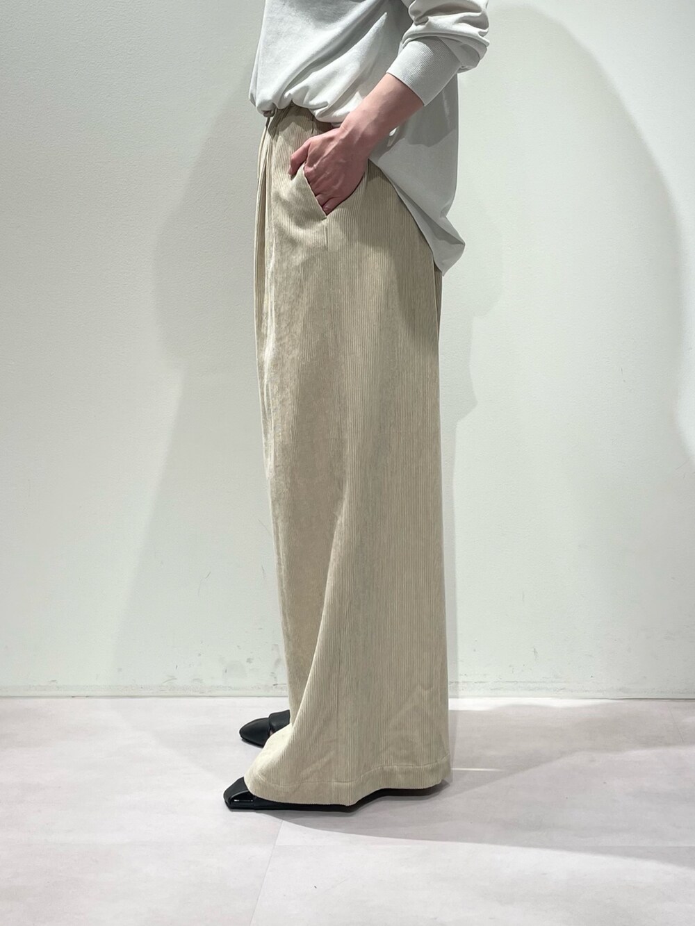 ベージュ系のその他パンツ、ホワイト系のニット/セーター、シルバー系のネックレスを着用したレディースの秋コーディネートの8枚目の写真