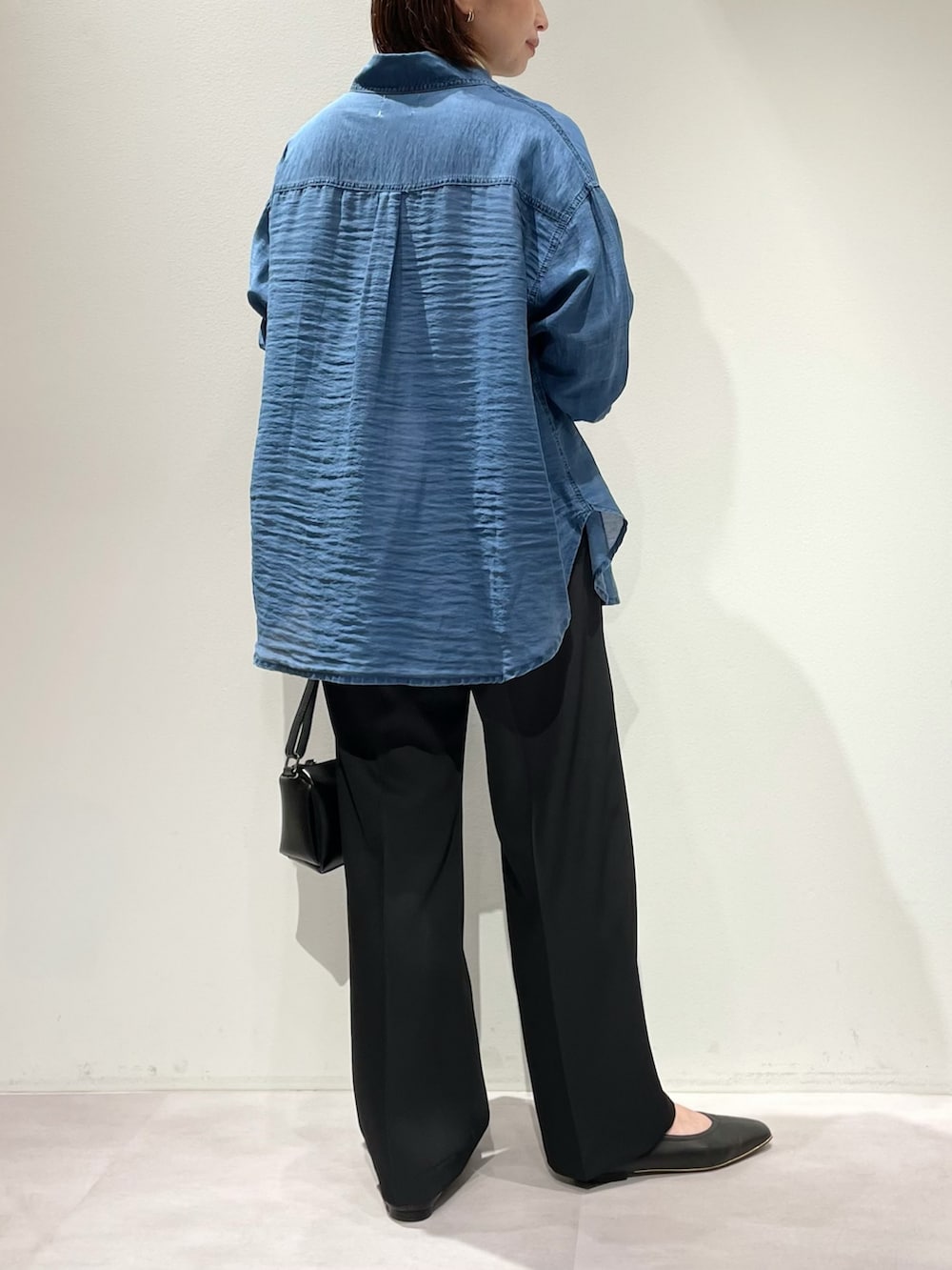 ブルー系のシャツ/ブラウス、ブラック系のその他パンツ、ブラック系のパンプスを着用したレディースの夏コーディネートの3枚目の写真