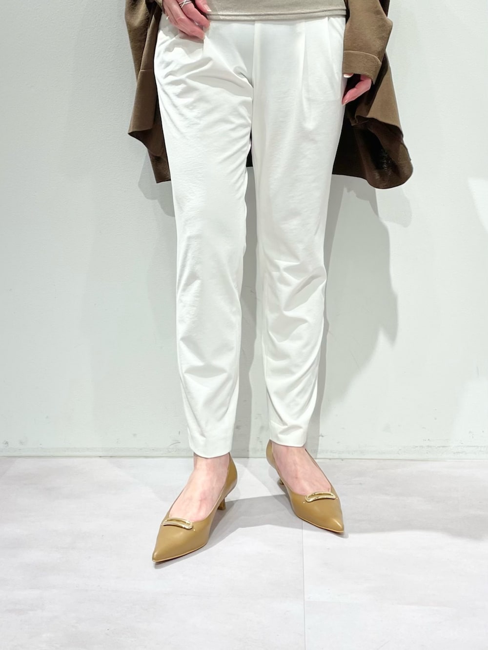 グリーン系のシャツ/ブラウス、ベージュ系のタンクトップ、ホワイト系のその他パンツを着用したレディースの春コーディネートの8枚目の写真