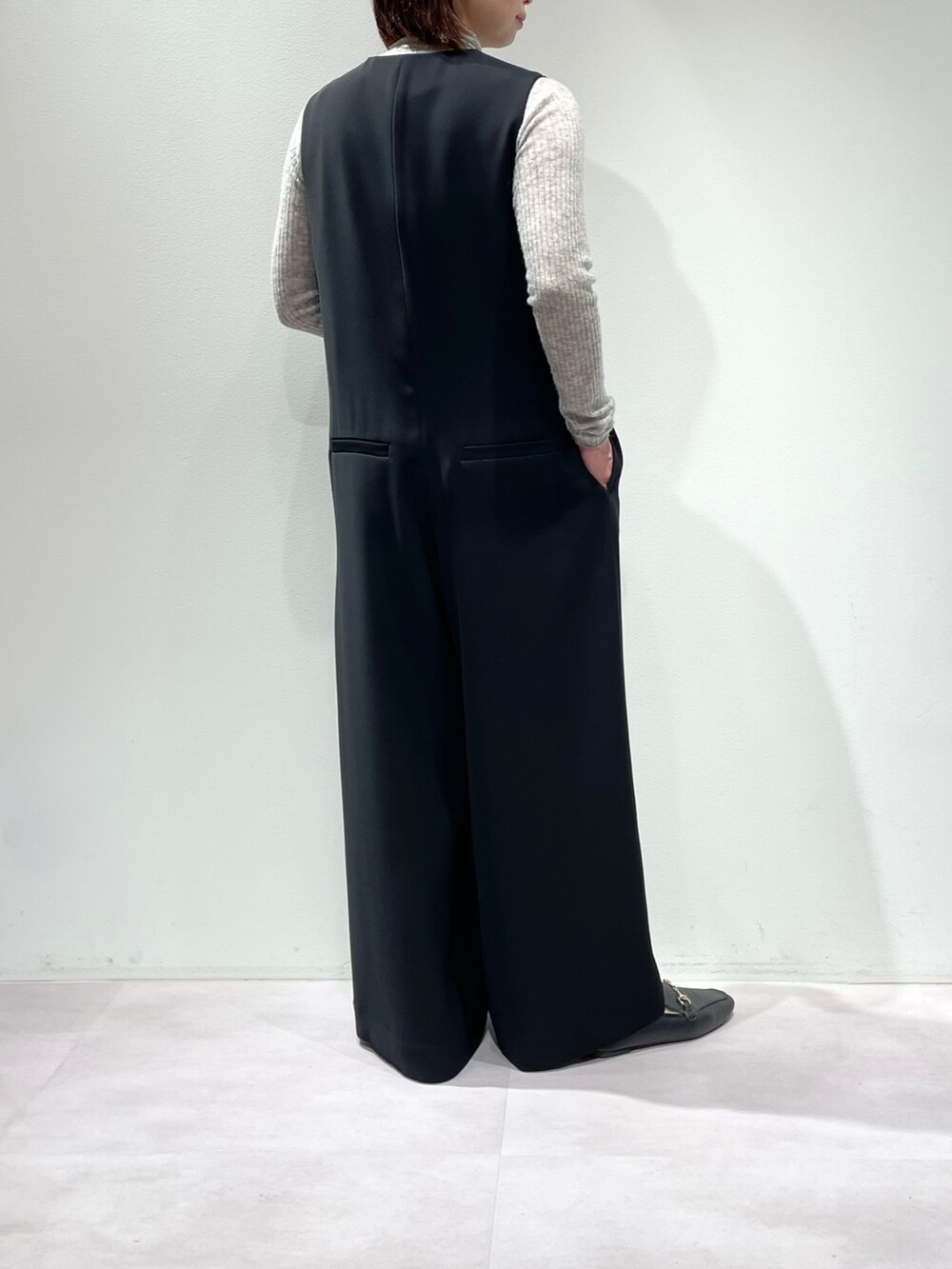 ブラック系のつなぎ/オールインワン、グレー系のニット/セーターを着用したレディースの秋コーディネートの3枚目の写真