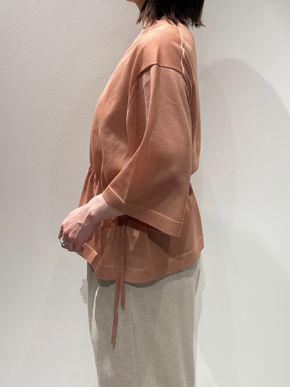 ベージュ系のその他パンツ、ピンク系のブルゾン、ホワイト系のニット/セーターを着用したレディースの夏コーディネートの5枚目の写真