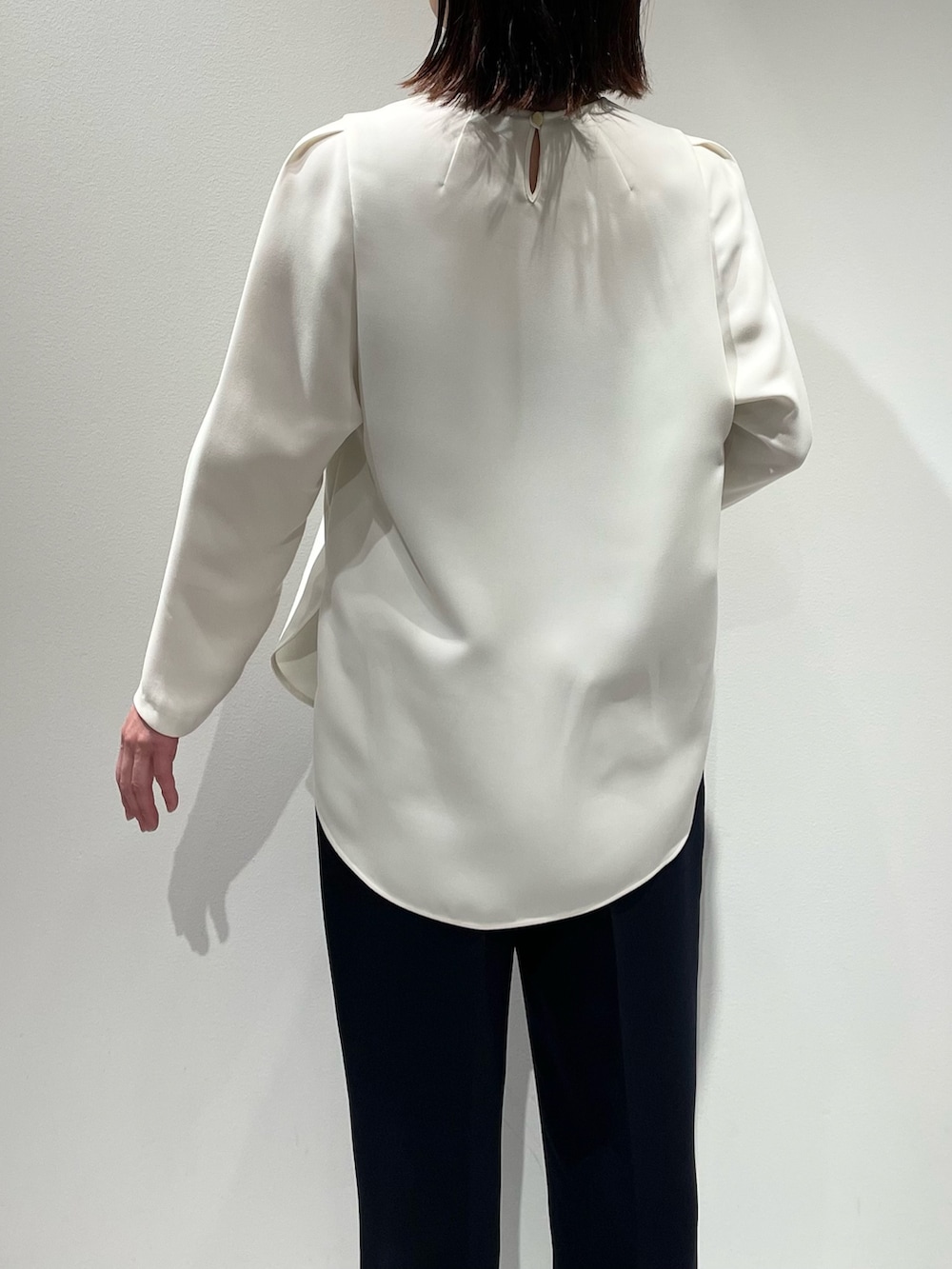 ブラック系のテーラードジャケット、ホワイト系のシャツ/ブラウス、ブルー系のその他パンツを着用したレディースの春コーディネートの5枚目の写真