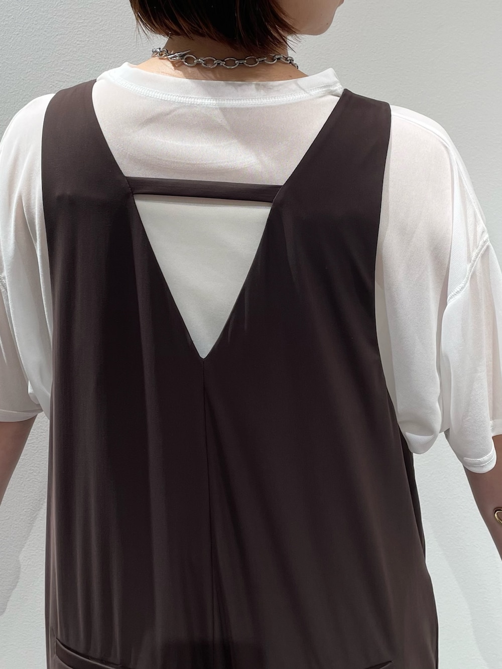 ホワイト系のTシャツ/カットソー、ブラック系のサンダル、ゴールド系のバングル/リストバンドを着用したレディースの夏コーディネートの5枚目の写真