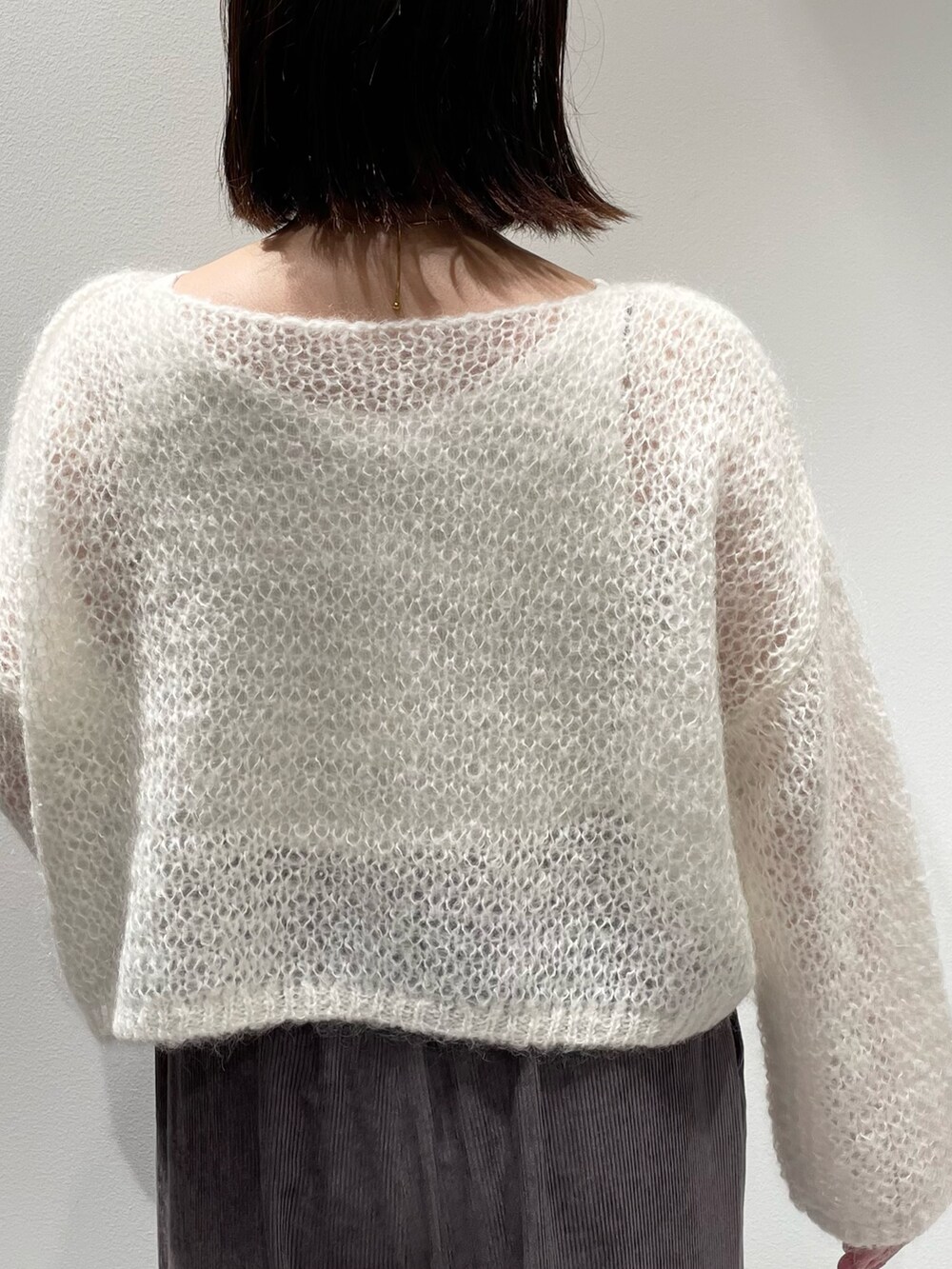 ホワイト系のタンクトップ、グレー系のショルダーバッグ、グレー系のその他パンツを着用したレディースの秋コーディネートの6枚目の写真