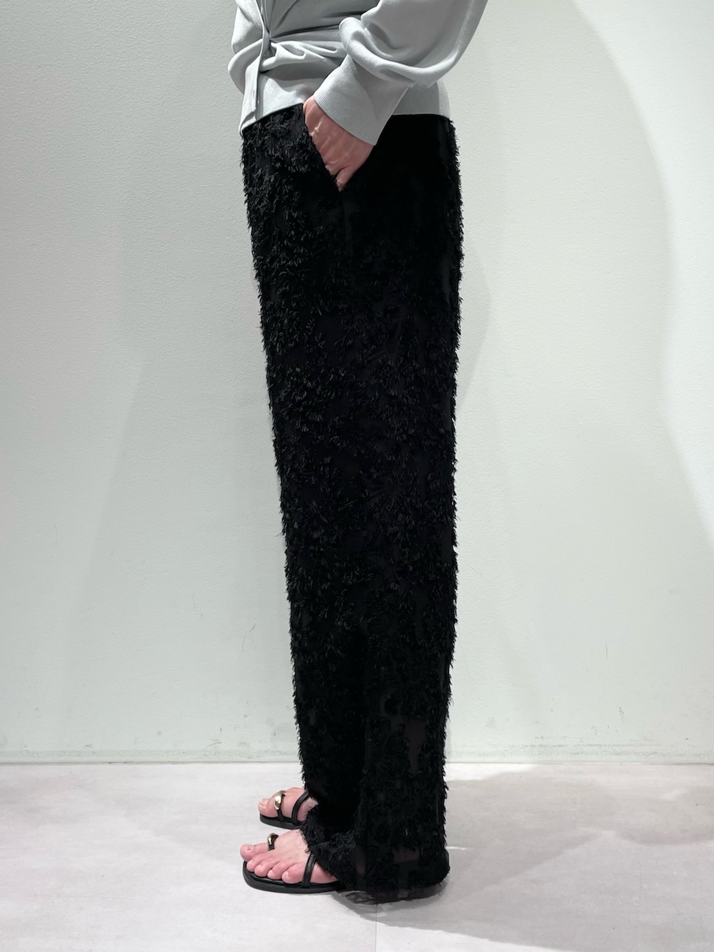 ブラック系のその他パンツ、ブラック系のタンクトップ、ブルー系のカーディガン/ボレロを着用したレディースの夏コーディネートの8枚目の写真