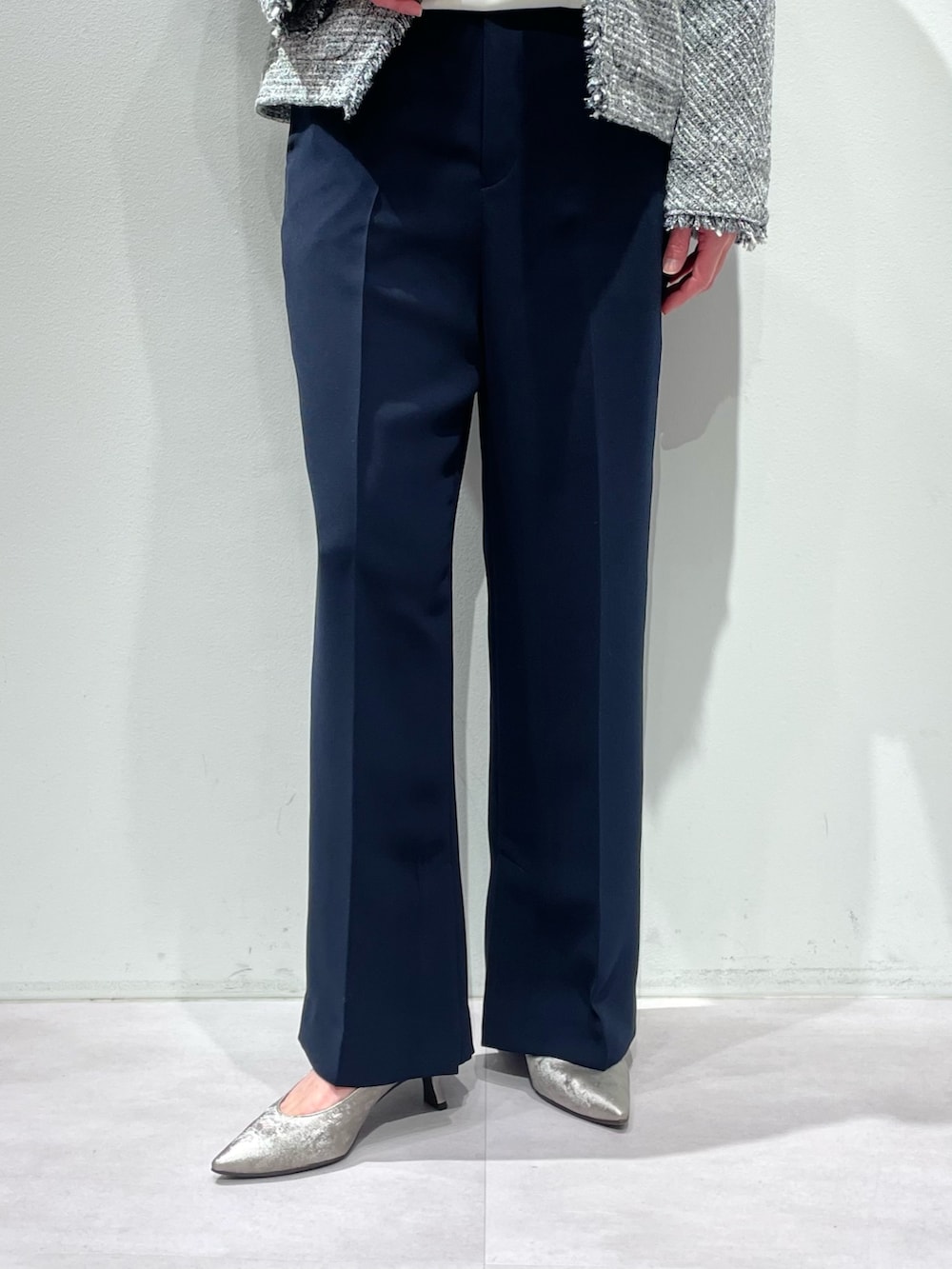 ブラック系のテーラードジャケット、ホワイト系のシャツ/ブラウス、ブルー系のその他パンツを着用したレディースの春コーディネートの10枚目の写真