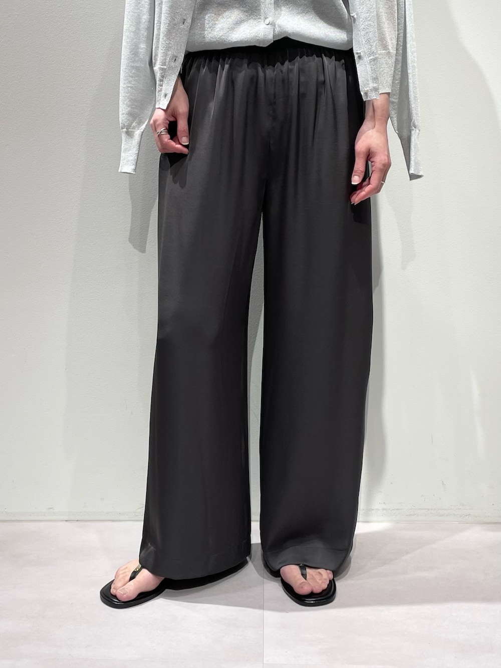 グレー系のその他パンツ、シルバー系のタンクトップ、シルバー系のカーディガン/ボレロを着用したレディースの春コーディネートの9枚目の写真