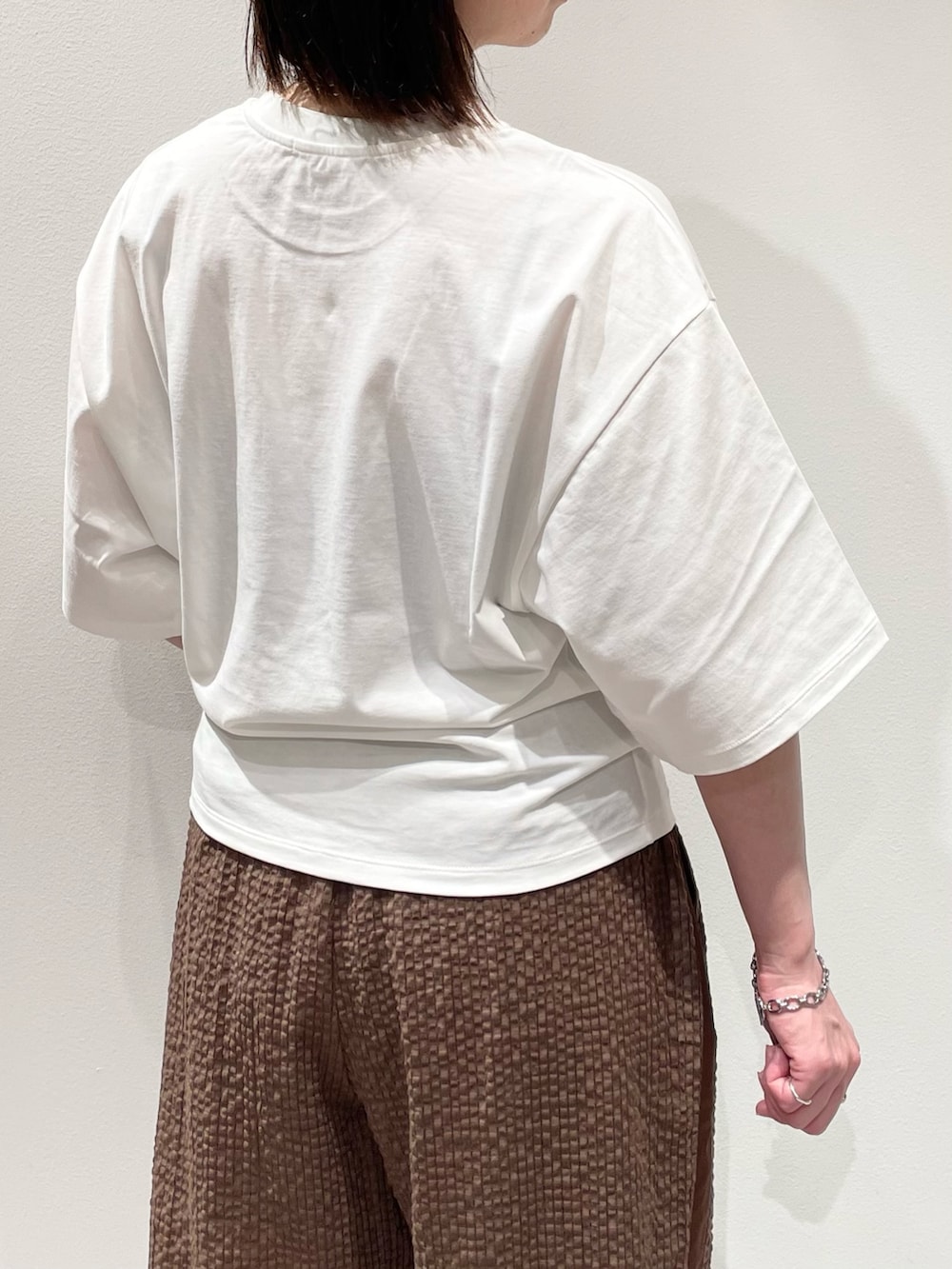 ホワイト系のTシャツ/カットソー、ブラウン系のその他パンツ、ブラウン系のサンダルを着用したレディースの夏コーディネートの6枚目の写真