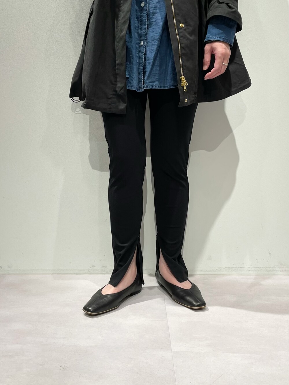 ブラック系のその他パンツ、ブルー系のシャツ/ブラウス、グリーン系のショルダーバッグを着用したレディースの秋コーディネートの8枚目の写真