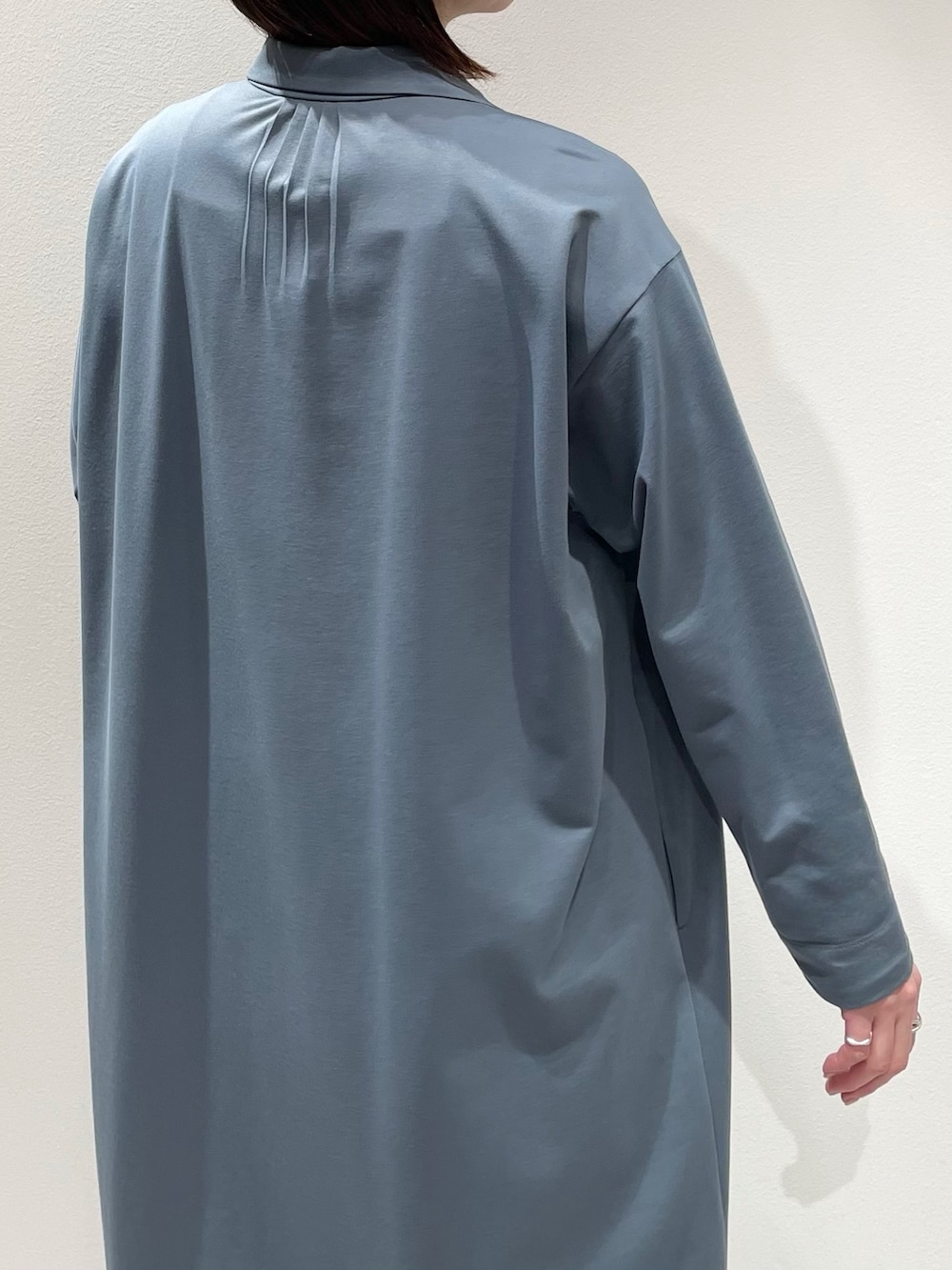 ブルー系のワンピース、ホワイト系のタンクトップ、ブラック系のその他パンツを着用したレディースの春コーディネートの6枚目の写真